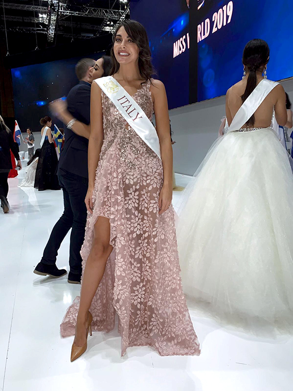 Giorgia Palmas conduce la serata finale di Miss Mondo Italia 2019