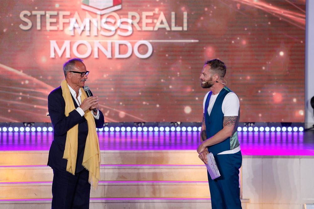 Stefano Reali con Simone Rugiati sul palco di Miss Mondo Italia 2022